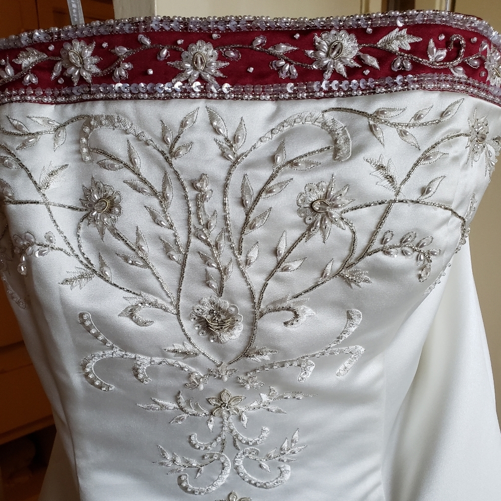 Alfred Angelo Ivory/Wine Size 18 Wedding Dress